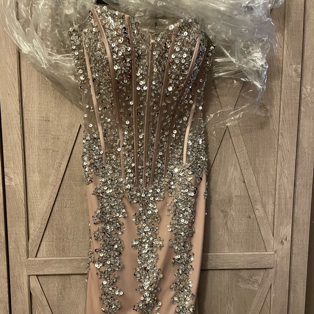 PROM DRESS - Picture 3 of 6